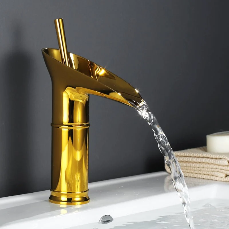 Skanto | AquaFalls – Antiker Wasserfallhahn aus Messing mit Bronze-Finish