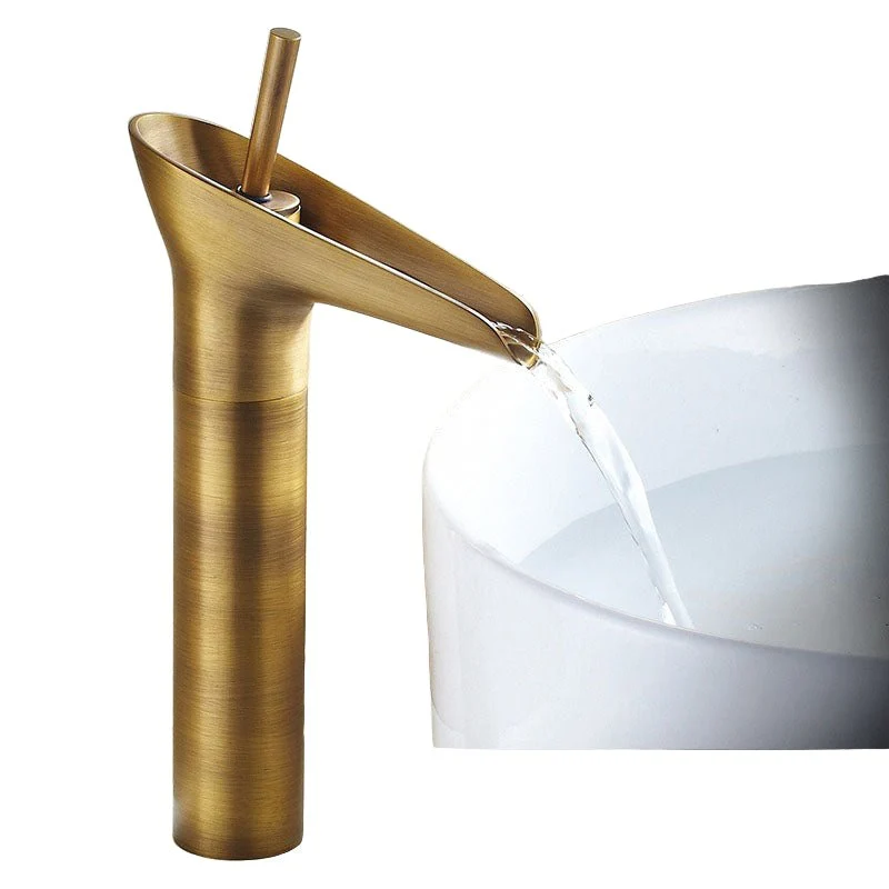Skanto | AquaFalls – Antiker Wasserfallhahn aus Messing mit Bronze-Finish
