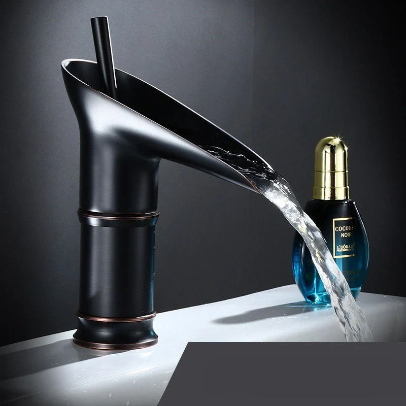 Skanto | AquaFalls – Antiker Wasserfallhahn aus Messing mit Bronze-Finish