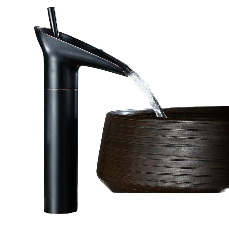 Skanto | AquaFalls – Antiker Wasserfallhahn aus Messing mit Bronze-Finish