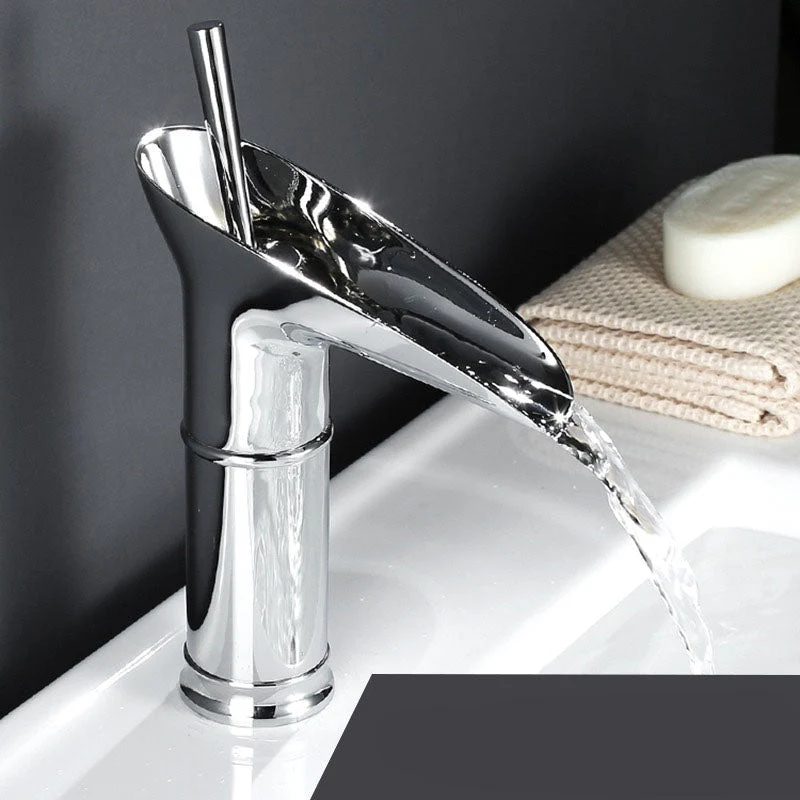 Skanto | AquaFalls – Antiker Wasserfallhahn aus Messing mit Bronze-Finish