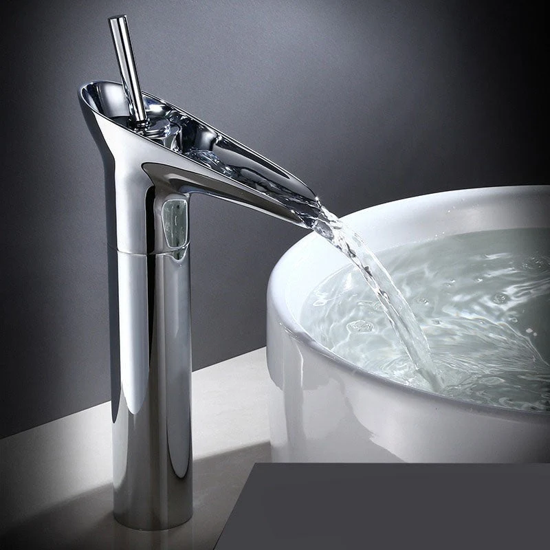 Skanto | AquaFalls – Antiker Wasserfallhahn aus Messing mit Bronze-Finish