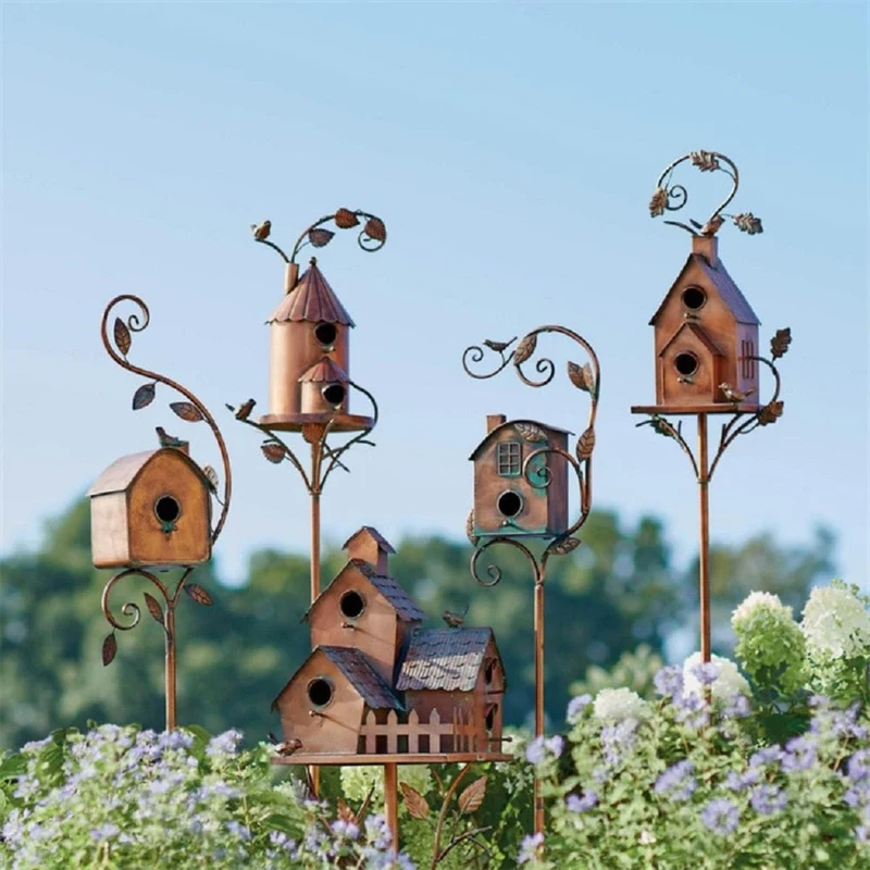 Skanto | Vogelhaus aus Metallkunst auf Gartenstecker