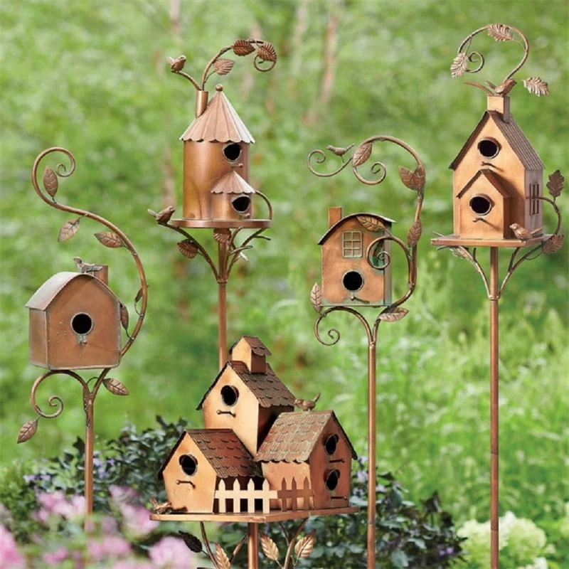 Skanto | Vogelhaus aus Metallkunst auf Gartenstecker