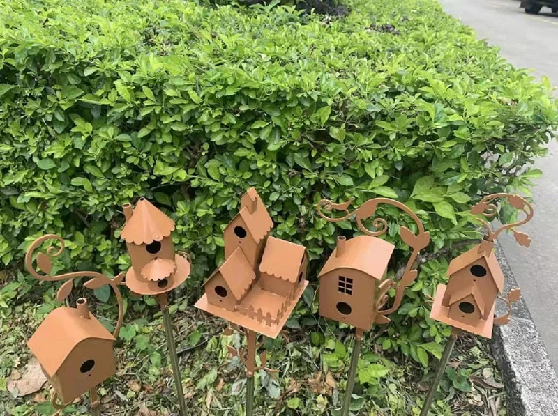 Skanto | Vogelhaus aus Metallkunst auf Gartenstecker