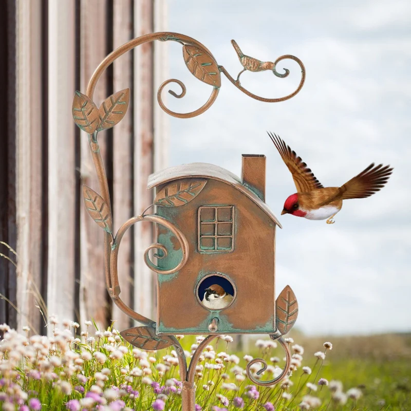 Skanto | Vogelhaus aus Metallkunst auf Gartenstecker