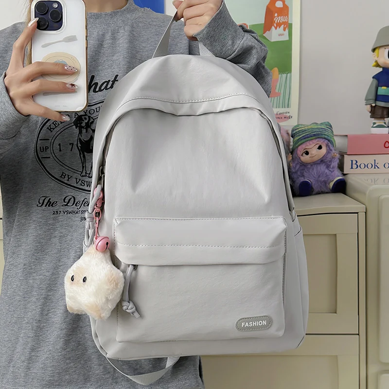 Stylische Freizeit-Rucksack mit süßem Plüschanhänger Karnz