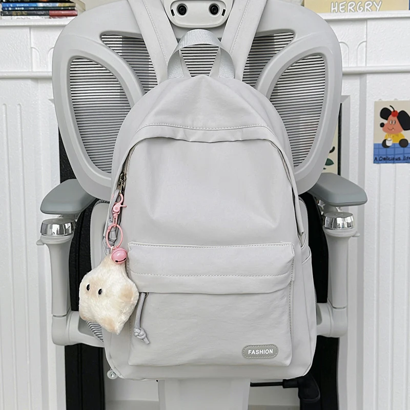 Stylische Freizeit-Rucksack mit süßem Plüschanhänger Karnz