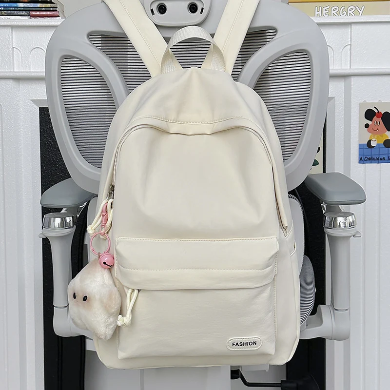 Stylische Freizeit-Rucksack mit süßem Plüschanhänger Karnz