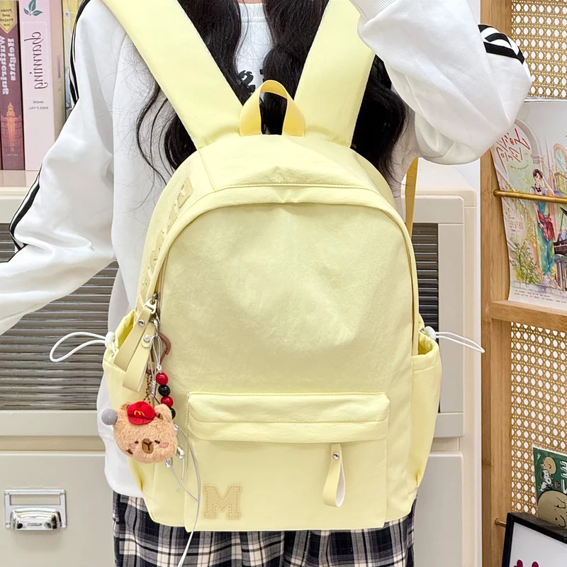 Stylischer Canvas-Rucksack mit plüschigem Schlüsselanhänger Karnz