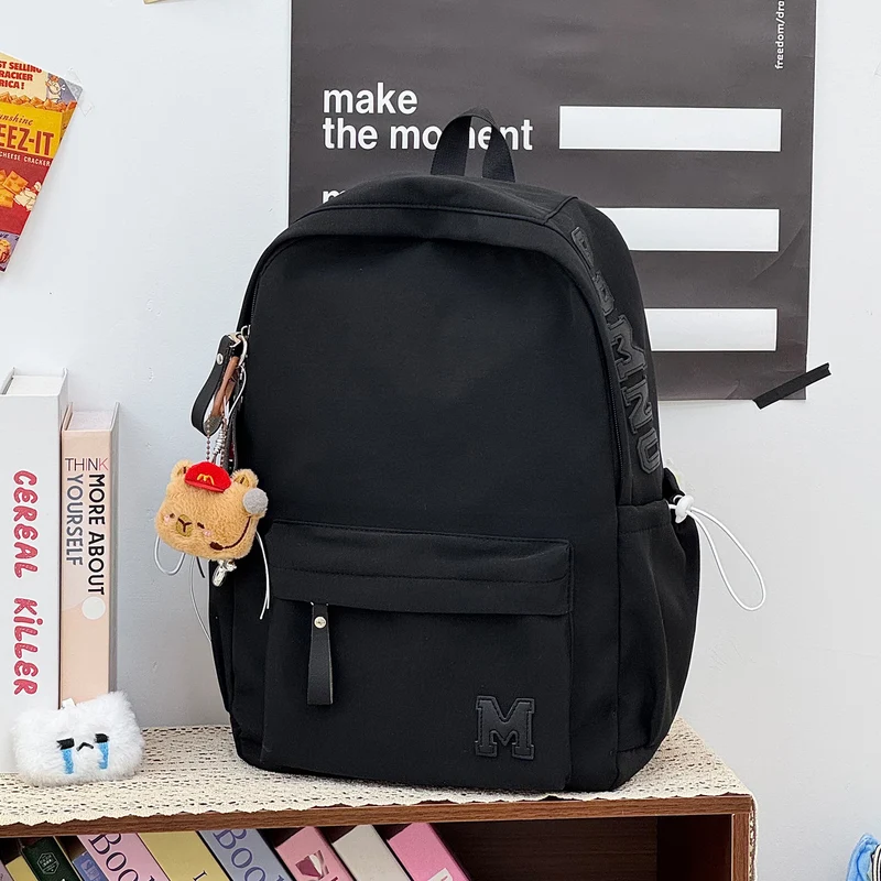 Stylischer Canvas-Rucksack mit plüschigem Schlüsselanhänger Karnz