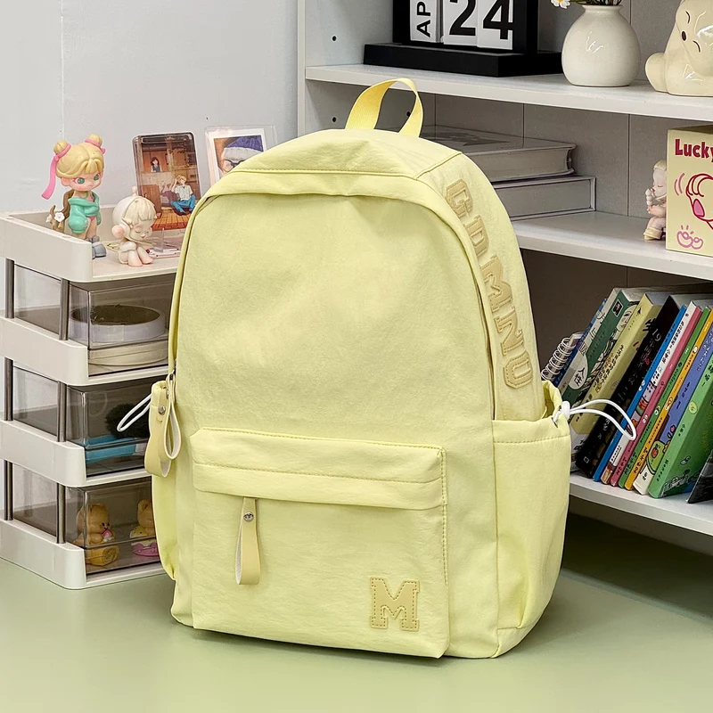 Stylischer Canvas-Rucksack mit plüschigem Schlüsselanhänger Karnz