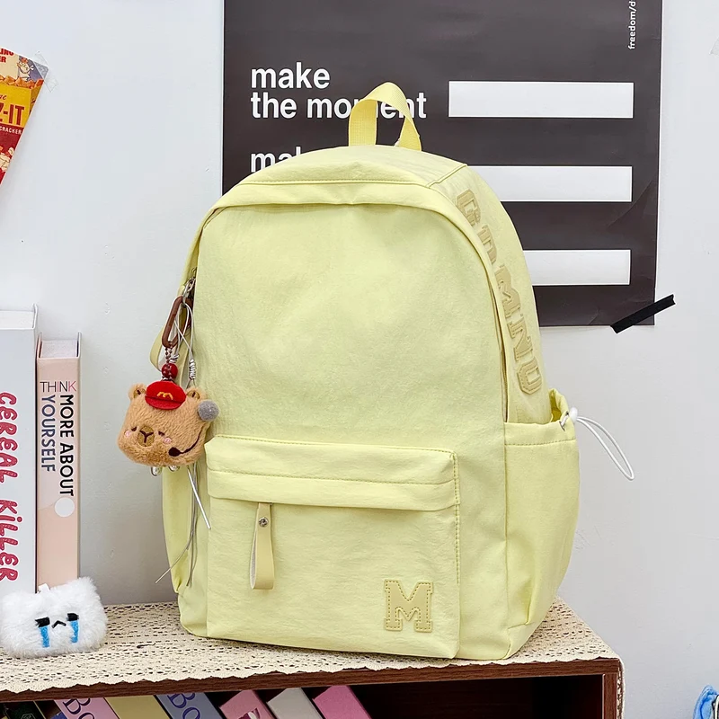 Stylischer Canvas-Rucksack mit plüschigem Schlüsselanhänger Karnz
