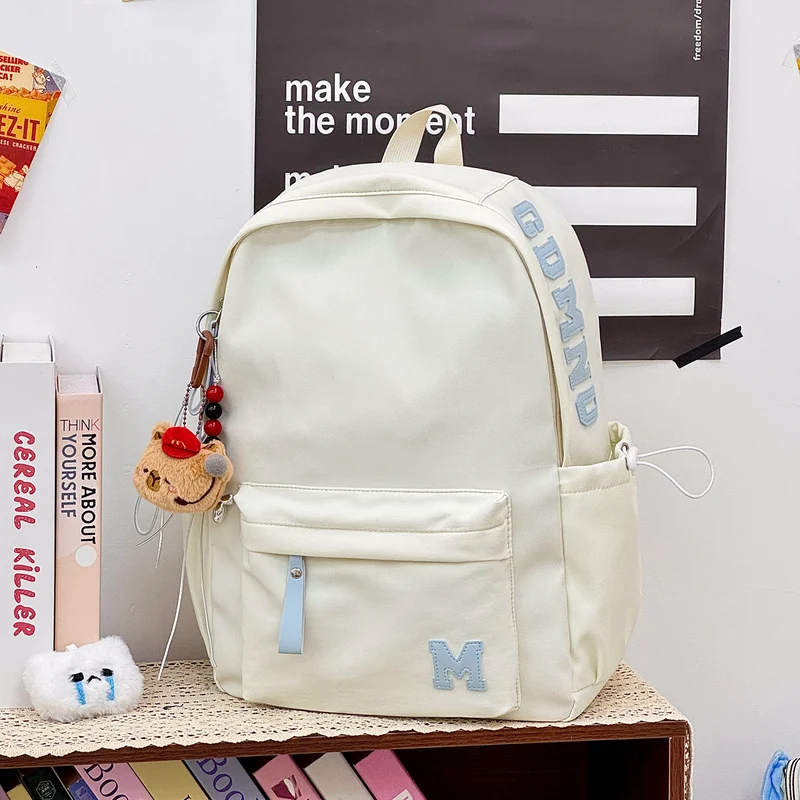 Stylischer Canvas-Rucksack mit plüschigem Schlüsselanhänger Karnz