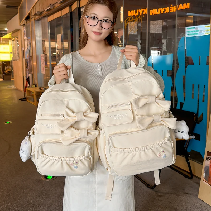 Stylischer Rucksack mit Bogenakzenten Karnz