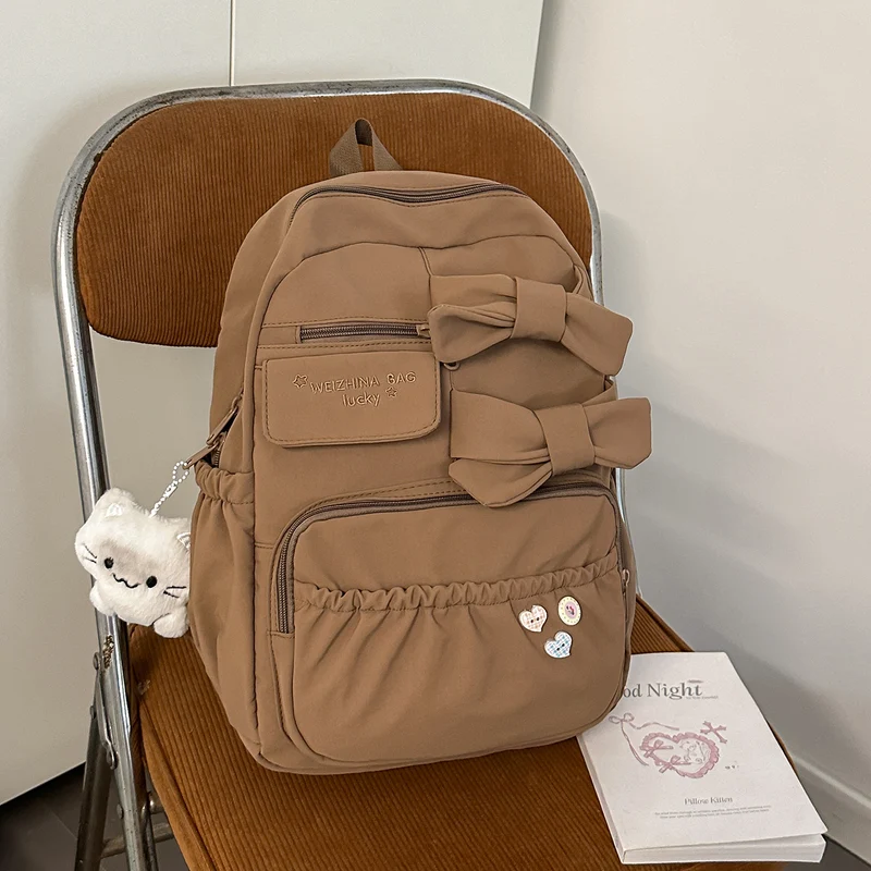 Stylischer Rucksack mit Bogenakzenten Karnz
