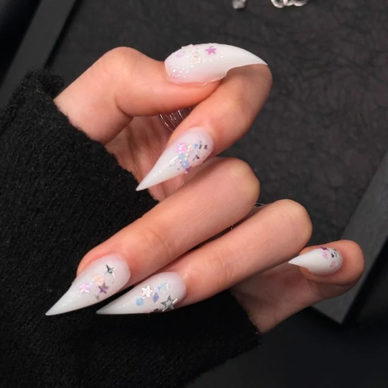 Stylisches Stiletto Press-On Nagelset mit Glitter und Sternelementen