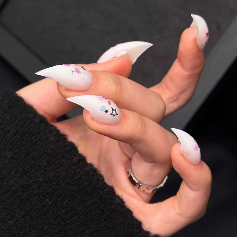 Stylisches Stiletto Press-On Nagelset mit Glitter und Sternelementen