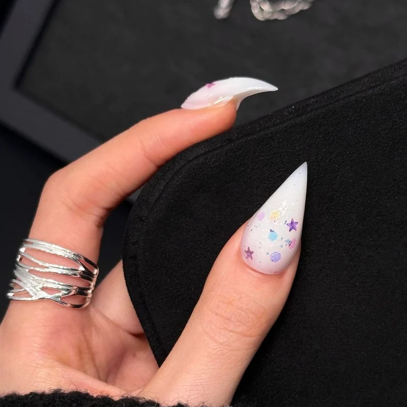 Stylisches Stiletto Press-On Nagelset mit Glitter und Sternelementen