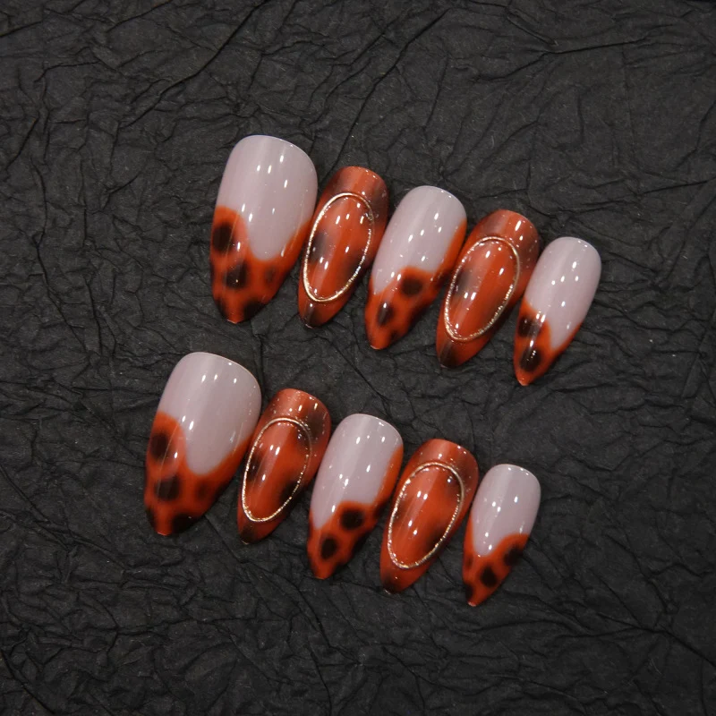Stylisches Stiletto Press-On-Nagel-Set mit Schmuckakzenten