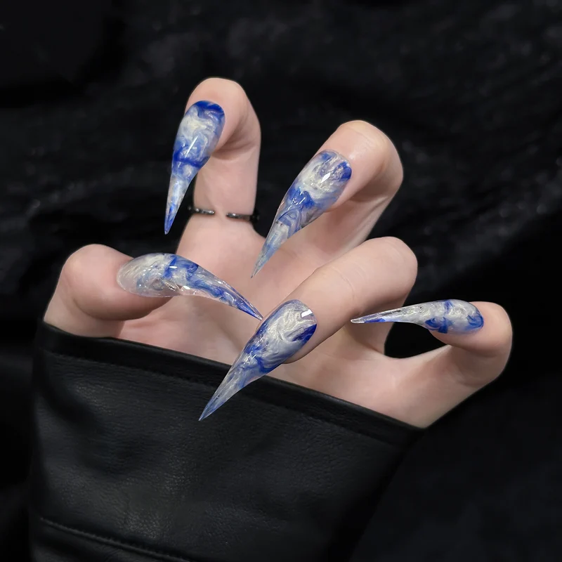 Stylische Acryl-Nagelkunst