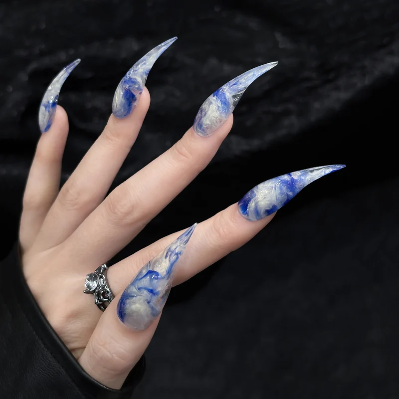 Stylische Acryl-Nagelkunst