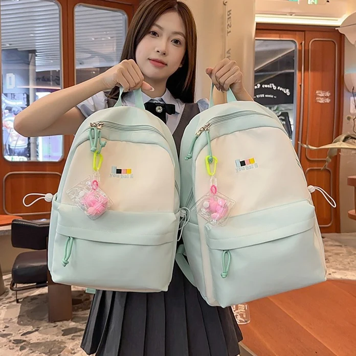 Leichter Reise-Rucksack mit Charm Karnz