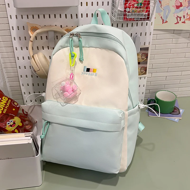 Leichter Reise-Rucksack mit Charm Karnz