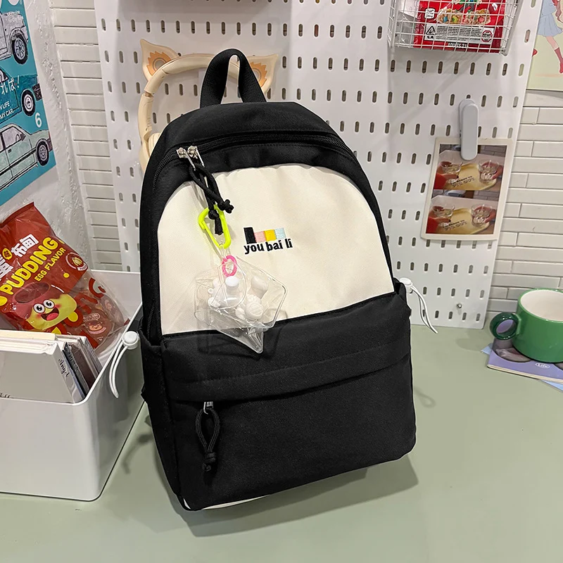 Leichter Reise-Rucksack mit Charm Karnz