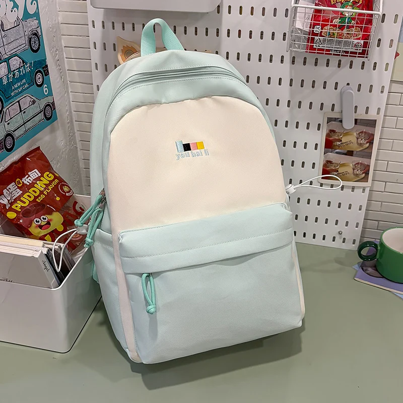 Leichter Reise-Rucksack mit Charm Karnz