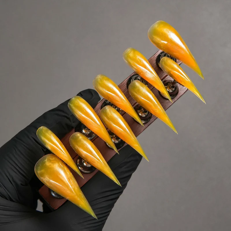 Stiletto-förmige Press-On-Nagelspitzen mit glänzendem Finish
