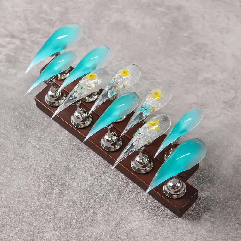 Stiletto-förmige Press-On Nagelset mit glänzendem Finish