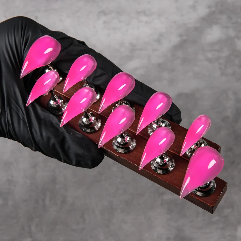 Stiletto-förmige Press-On-Nagel-Set mit glänzender Oberfläche