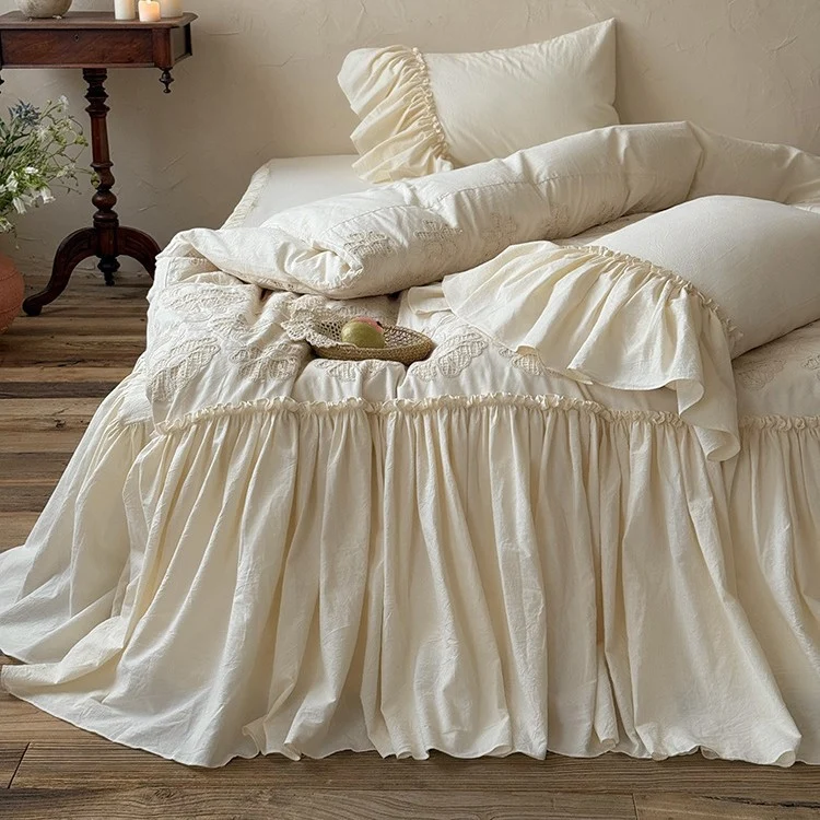 Vintage-inspirierter Bettrock und Tagesdecke mit weitem Volant und zarter Stickerei