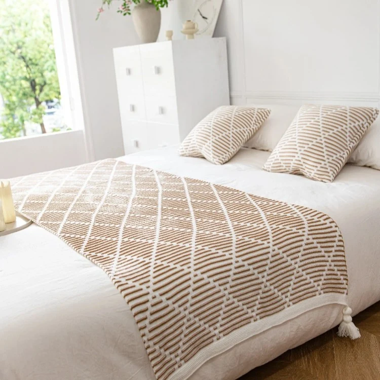 Dekorativer Strickwurfdecke