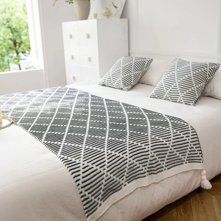 Dekorativer Strickwurfdecke