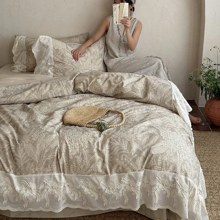 Steppbett-Set im botanischen Jacquard mit besticktem Spitzenvolant