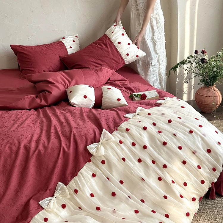 Romantische Bettwäschegarnitur mit Tüll‑Überwurf Pompon‑Applikationen und Zierschleifen