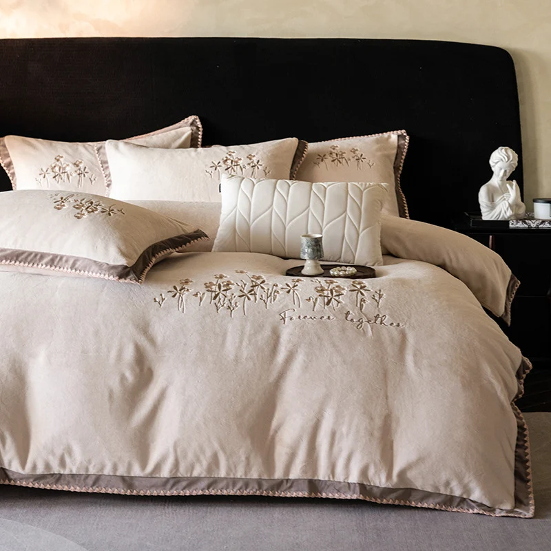 Premium Baumwollsatin-Bettwäschegarnitur mit floraler Reliefstickerei und Satinbesatz