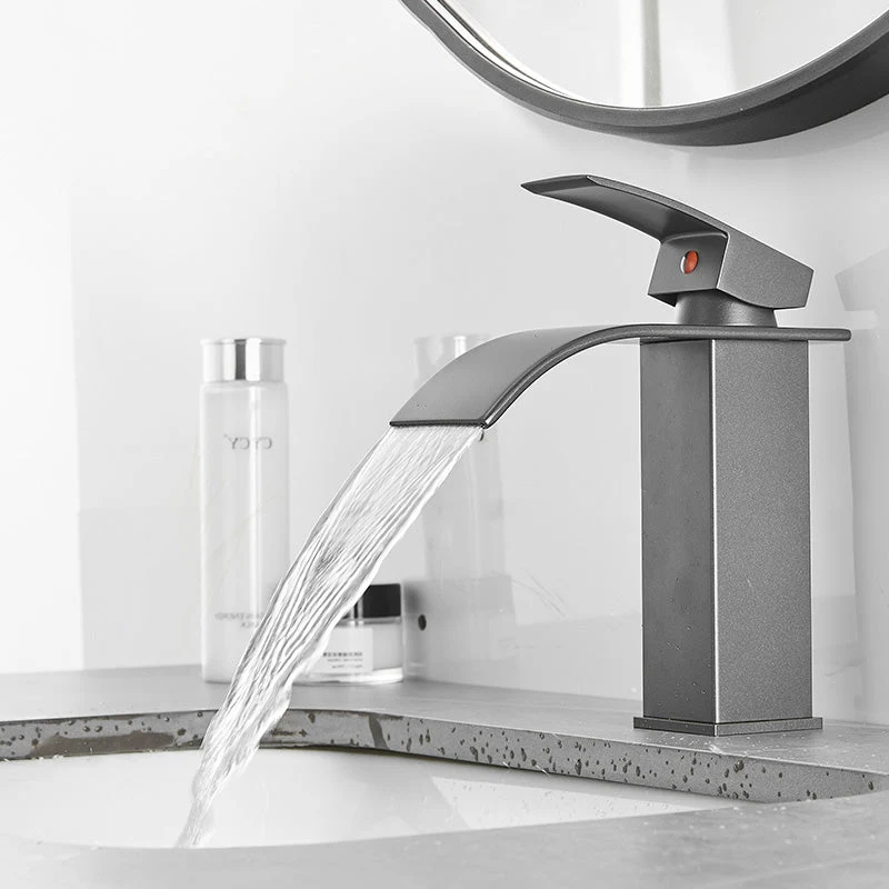 Moderner Badewannenarmatur Wasserfallauslauf Hebelgriff Messing Spülenarmatur