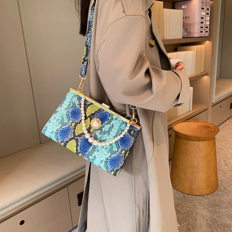 Elegante perlbesetzte Schlangenhaut-Clutch Tasche