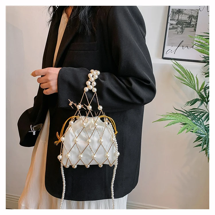 Elegante perlenverzierte Zugtasche