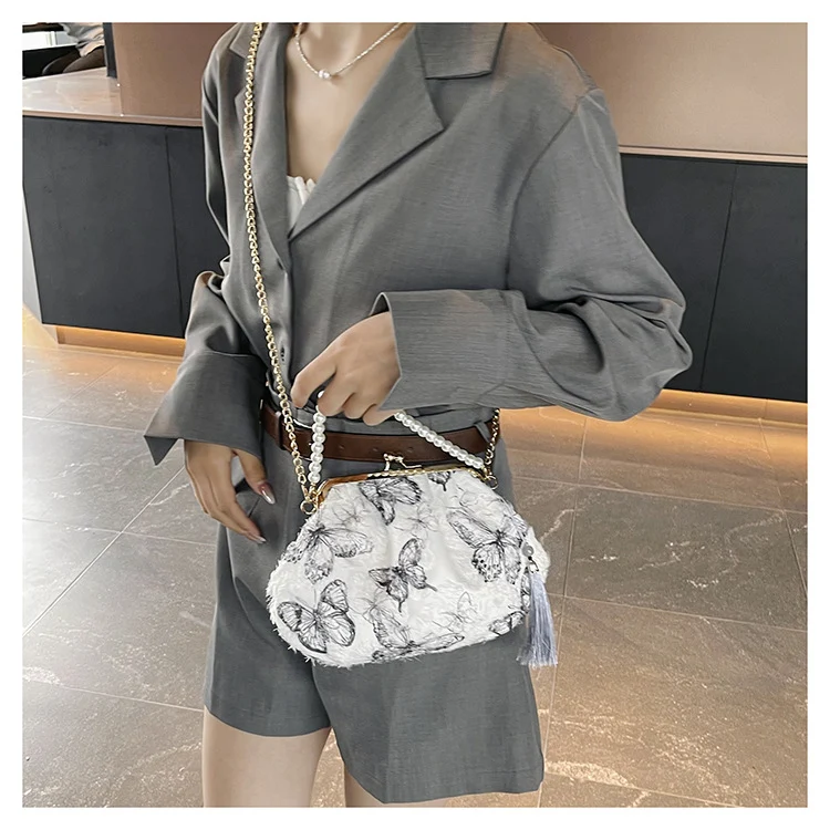 Elegante Clutch mit floralem Motiv