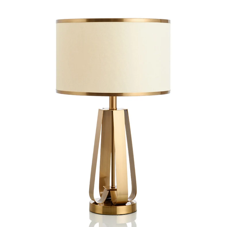 Elegante moderne Tischlampe mit skulpturaler goldener Basis