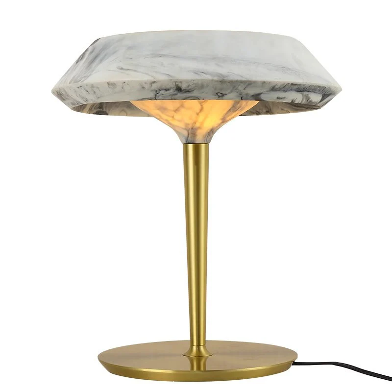 Elegante Moderne Tischlampe mit Marmorbasis und goldener Akzent