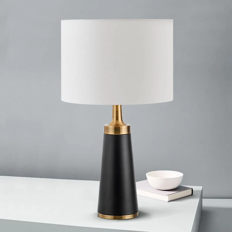 Elegante moderne Tischlampe mit geometrischem Sockel