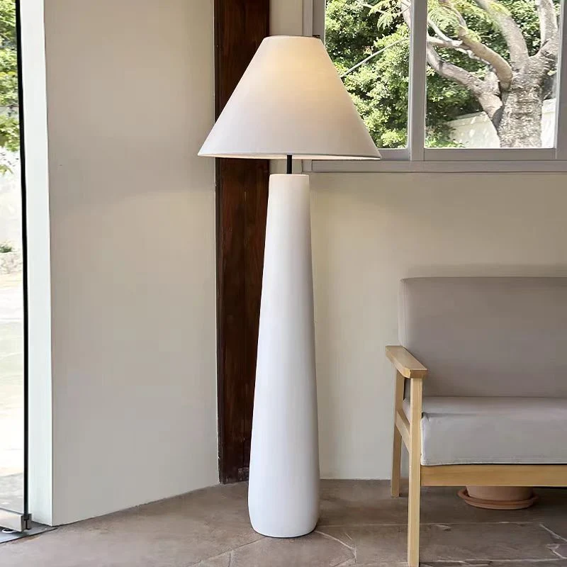 Elegante moderne Stehlampe mit stilvollem Schirm