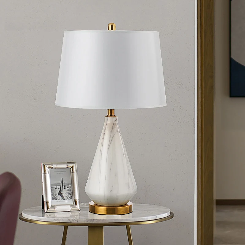 Elegante Tischlampe mit Marmorfuß und goldenen Akzenten