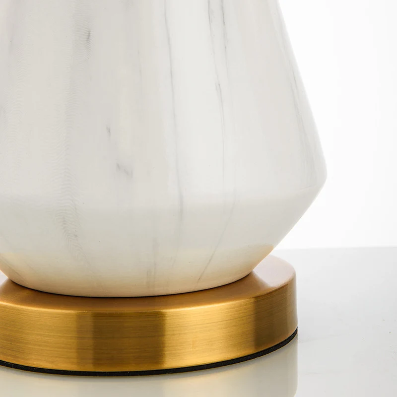 Elegante Tischlampe mit Marmorfuß und goldenen Akzenten