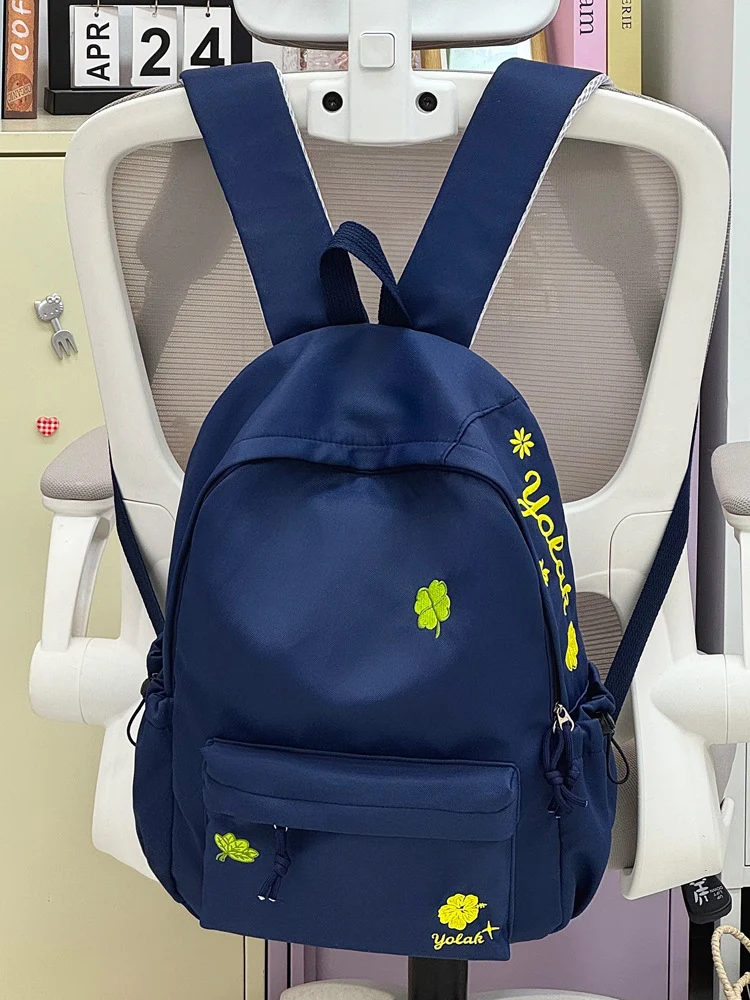 Lässige Schultasche mit vielen Fächern und Stickerei